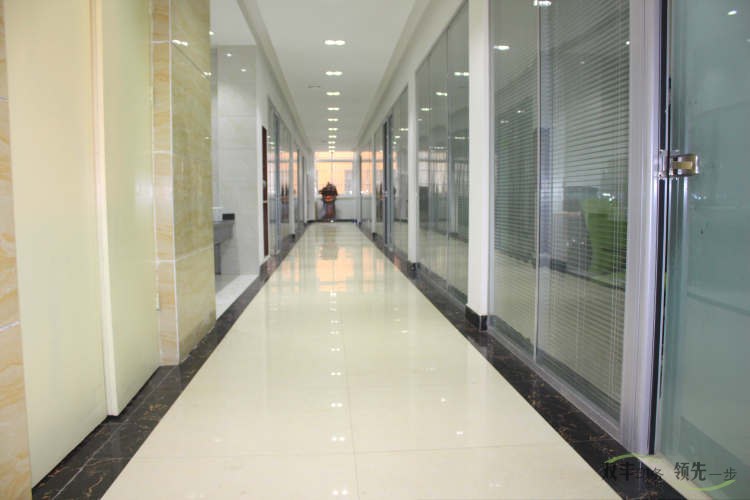 手提袋印刷廠雙豐印務辦公樓干凈的走廊